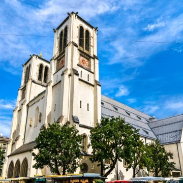 De Andreaskerk is een opvallende neogotische bezienswaardigheid op het Mirabellplatz, gemakkelijk te herkennen aan de hoge dubbele torenspitsen en de nabijheid van de beroemde Mirabell-tuinen.