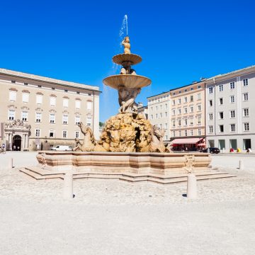 De Residenzplatz is een groots barok plein rond een monumentale marmeren fontein en wordt geflankeerd door de historische paleizen waar ooit de prins-archbisschoppen woonden.