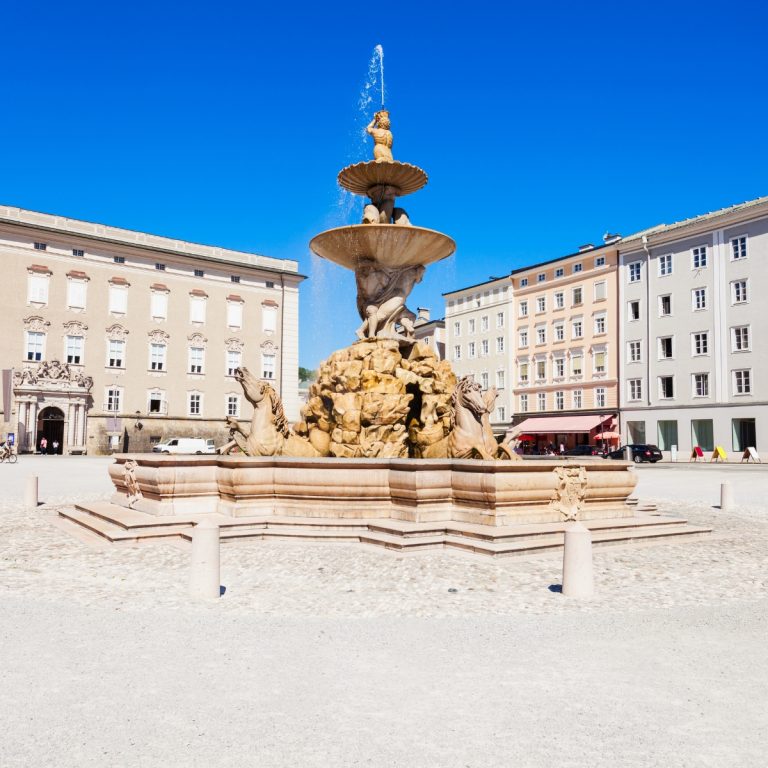Speurtocht en rondleiding op eigen houtje door Salzburg 4 De Residenzplatz is een groots barok plein rond een monumentale marmeren fontein en wordt geflankeerd door de historische paleizen waar ooit de prins-archbisschoppen woonden.