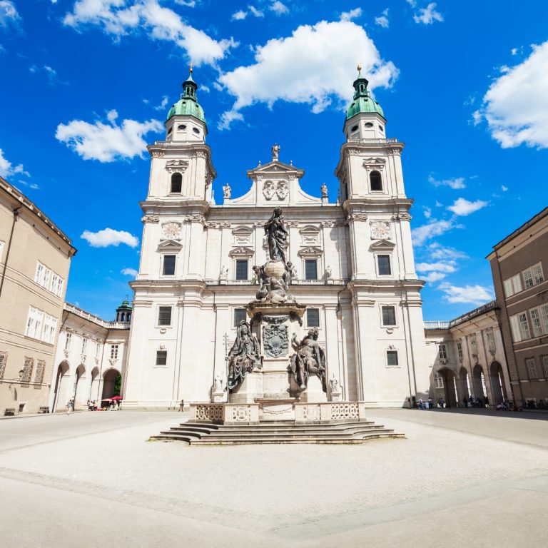 Speurtocht en rondleiding op eigen houtje in Salzburg 3 De kathedraal van Salzburg is een prachtig barok meesterwerk uit de 17e eeuw dat bekend staat om zijn opvallende koperen koepel, sierlijke marmeren gevel en zijn historische betekenis als de plek waar Mozart werd gedoopt.
