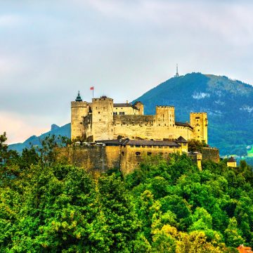 De vesting Hohensalzburg is een imposant middeleeuws bolwerk bovenop de Festungsberg, dat dienst doet als een van de grootste volledig bewaard gebleven kastelen in Europa en een panoramisch uitzicht biedt op de skyline van Salzburg.