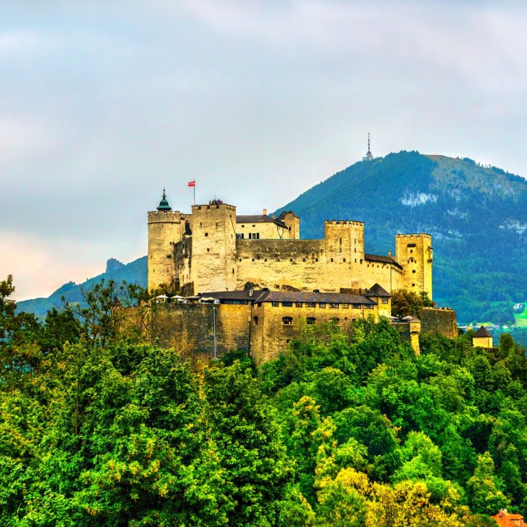 Speurtocht en rondleiding op eigen houtje in Salzburg 2 De vesting Hohensalzburg is een imposant middeleeuws bolwerk bovenop de Festungsberg, dat dienst doet als een van de grootste volledig bewaard gebleven kastelen in Europa en een panoramisch uitzicht biedt op de skyline van Salzburg.