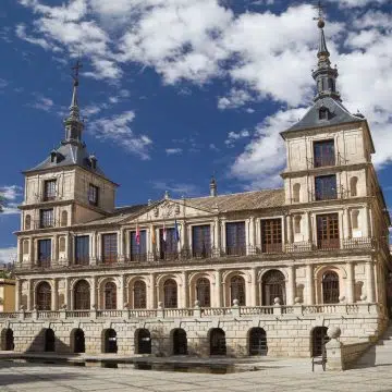 The Ayuntamiento de Toledo is an elegant Renaissance city hall, distinguished by its symmetrical stone façade, graceful towers, and commanding position opposite Toledo’s magnificent cathedral.