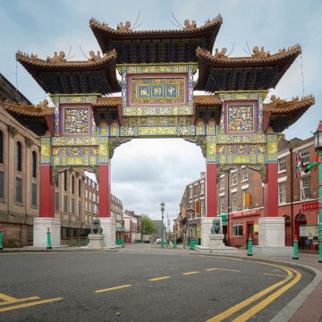 Chinatown ist ein majestätisches kulturelles Wahrzeichen, in dem ein großer traditioneller zeremonieller Torbogen und eine lebendige Enklave historischer Gebäude einen monumentalen Tribut an die älteste chinesische Gemeinschaft in Europa darstellen.