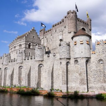 Umgeben von einem Schutzgraben im Zentrum der Stadt diente die imposante Burg Gravensteen aus dem 12. Jahrhundert als befestigte Festung und Sitz der Grafen von Flandern.