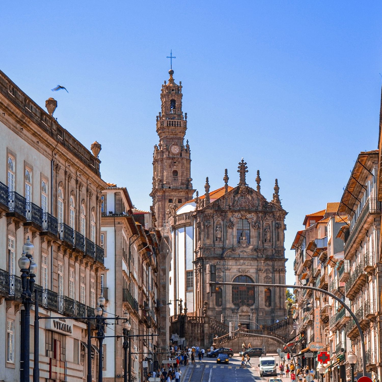 Chasse au trésor et visite libre à Porto 2 Conçue par l'architecte Nicolau Nasoni au XVIIIe siècle, l'église des Clérigos est un chef-d'œuvre de l'architecture baroque, réputée pour sa nef elliptique richement décorée et son clocher emblématique de 75 mètres qui caractérise la silhouette de Porto.