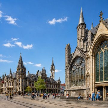 Umgeben von historischen Kaufmannsfassaden und belebten Terrassen bildet der geschäftige Korenmarkt zwischen der St.-Nikolaus-Kirche und der Leie das pulsierende Herz der Stadt Gent.