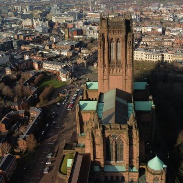Die Kathedrale von Liverpool ist ein majestätisches gotisches Wahrzeichen aus dem 20. Jahrhundert, das mit seinem gewaltigen, hoch aufragenden Gewölbe und dem schwersten Glockengeläut der Welt ein monumentales spirituelles Heiligtum mit Blick auf die Stadt darstellt.