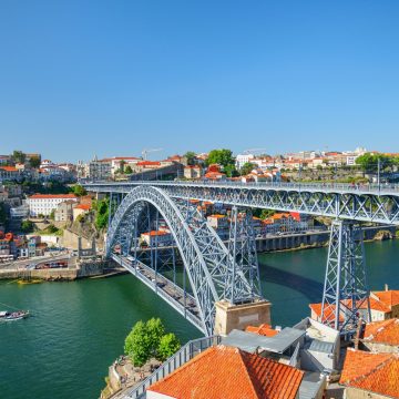 Enjambant le Douro pour relier Porto à Vila Nova de Gaia, le pont Luís I, un ouvrage à deux niveaux en fer, est un pont en arc métallique emblématique du XIXe siècle, conçu par Théophile Seyrig, un disciple de Gustave Eiffel.