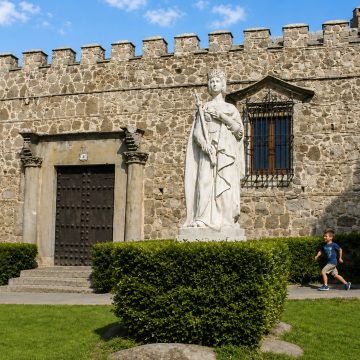 The Monumento a Isabel I de Castilla in Toledo honours Queen Isabella I of Castile, commemorating the influential monarch whose reign played a defining role in the history of Spain.