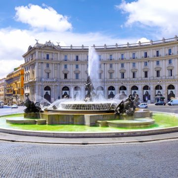 Die Piazza della Repubblica ist ein bedeutender, belebter Stadtplatz, der an der Stelle des antiken römischen Forums von Florenz errichtet wurde und sich durch seinen prächtigen Triumphbogen, historische Literatencafés und ein antikes Karussell auszeichnet.