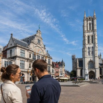 Die hoch aufragende gotische St.-Bavo-Kathedrale, die die Skyline von Gent prägt, ist weltweit bekannt dafür, dass sie das Meisterwerk der Brüder van Eyck, die 'Anbetung des Lamm Gottes“, beherbergt.