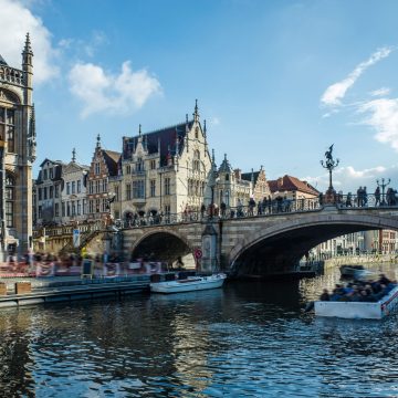 Die Sankt-Michael-Brücke überspannt die Leie und bietet den typischen Postkartenblick auf die drei berühmten mittelalterlichen Türme von Gent, die sich in einer einzigen Perspektive aneinanderreihen.