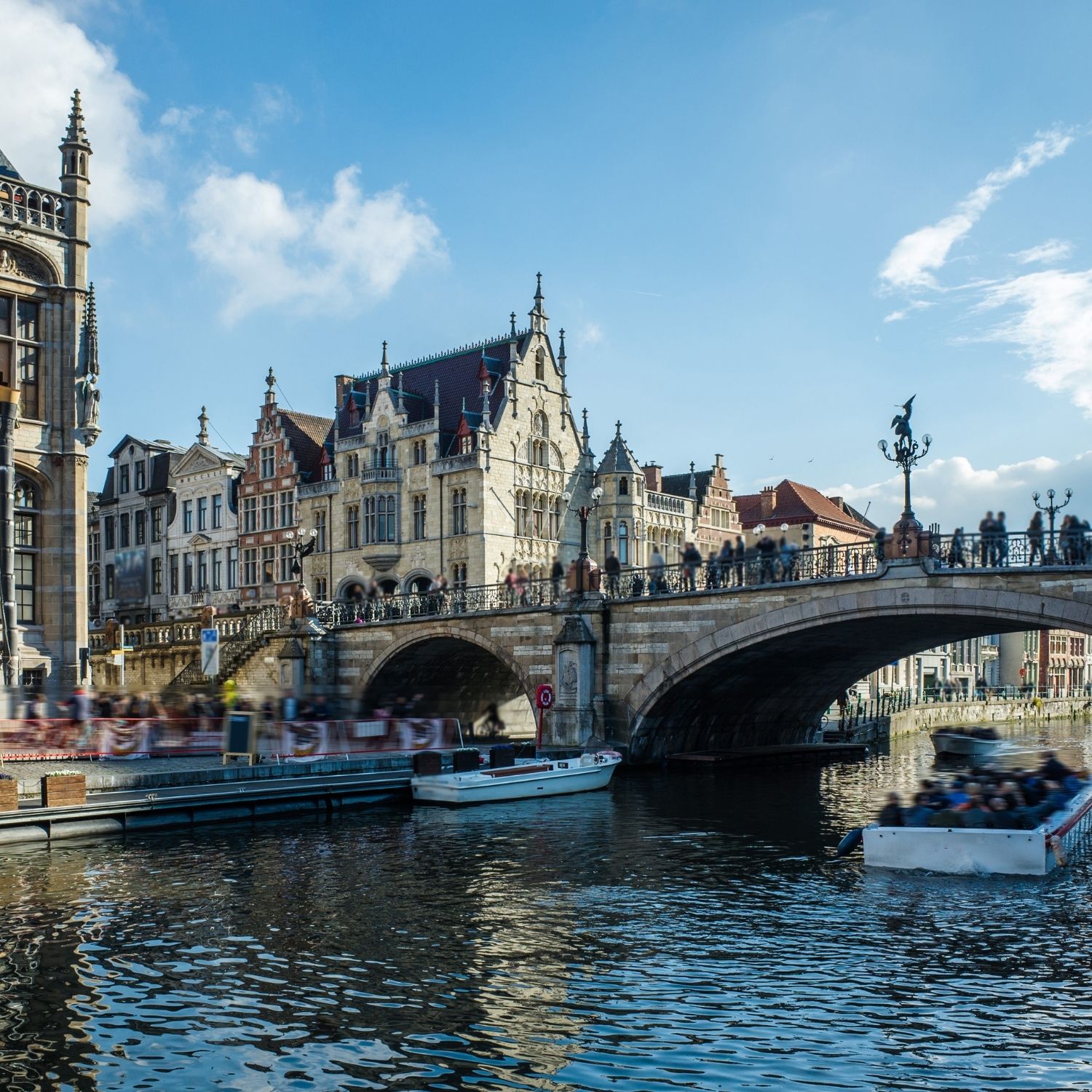 Schnitzeljagd und selbstgeführte Tour durch Gent 4 Die Sankt-Michael-Brücke überspannt die Leie und bietet den typischen Postkartenblick auf die drei berühmten mittelalterlichen Türme von Gent, die sich in einer einzigen Perspektive aneinanderreihen.