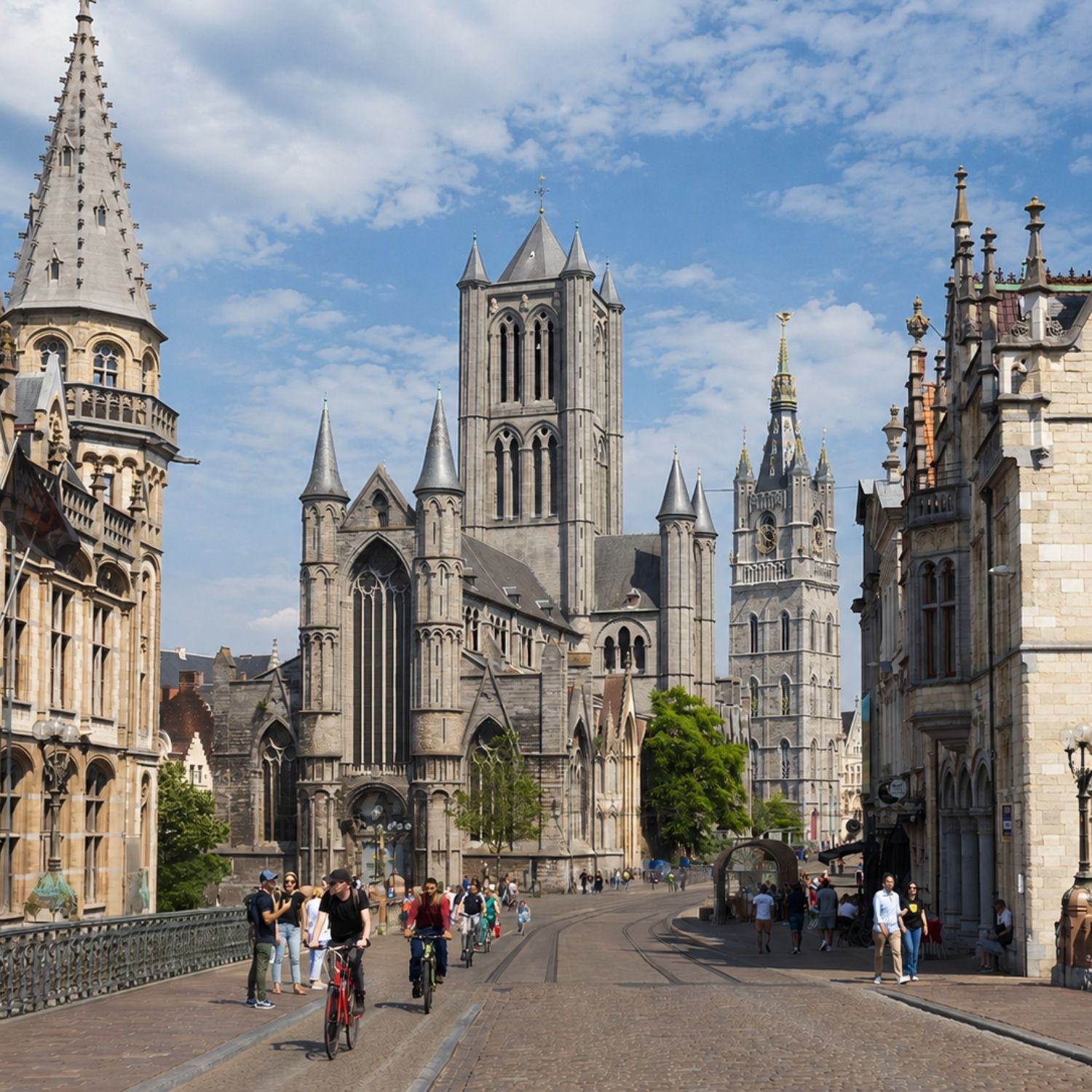 Schnitzeljagd und selbstgeführte Tour durch Gent 3 Die aus dem charakteristischen blaugrauen Tournai-Blaustein erbaute St.-Nikolaus-Kirche aus dem 13. Jahrhundert zählt zu den ältesten Sehenswürdigkeiten von Gent und ist ein Paradebeispiel für die Scheldegotik.