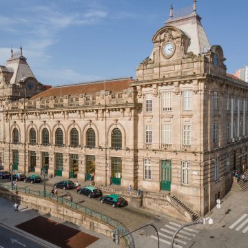 Célèbre pour son imposant hall d'entrée de style Beaux-Arts, orné de plus de 20 000 azulejos historiques représentant des scènes du passé du Portugal, la gare de São Bento compte parmi les gares ferroviaires les plus célèbres au monde.