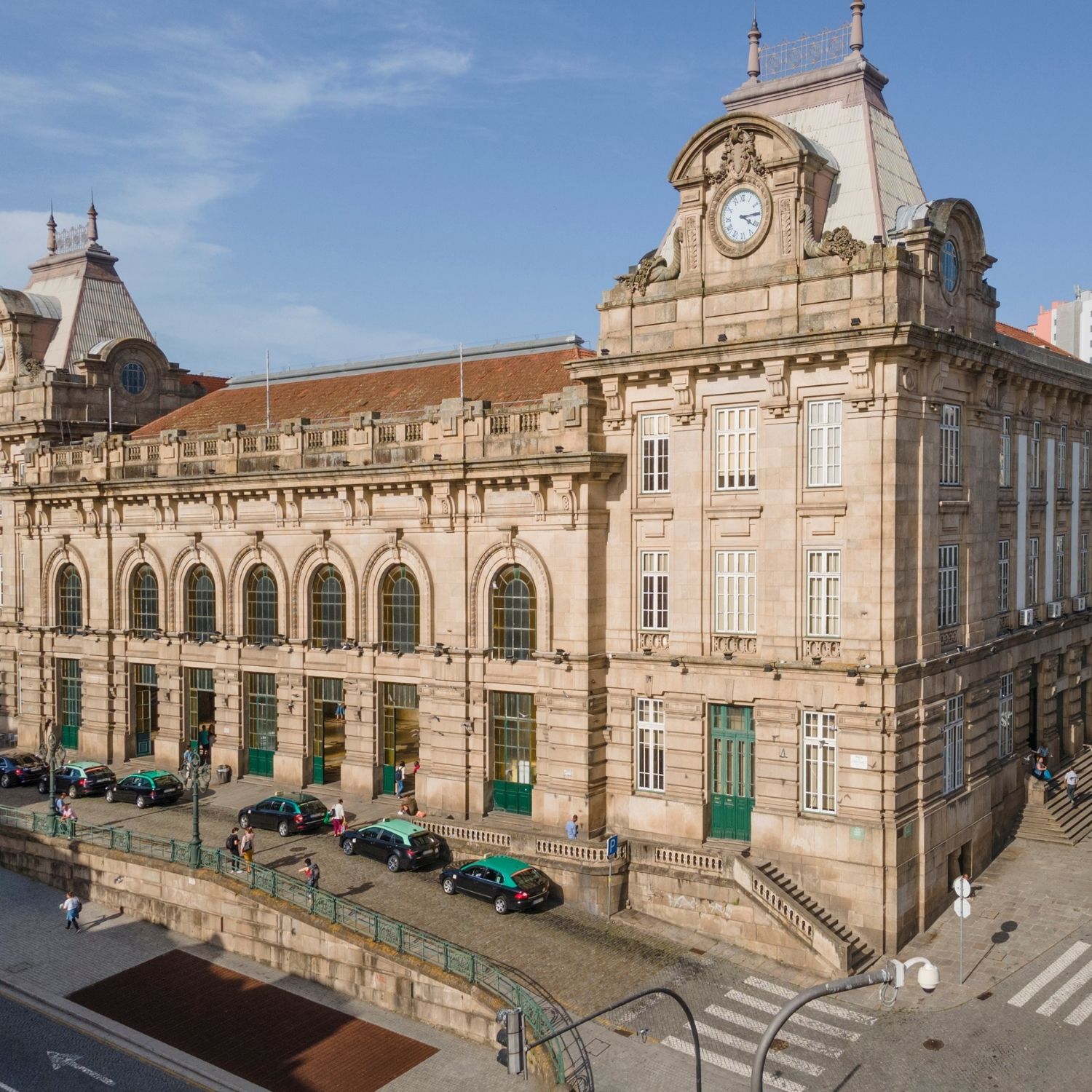 Chasse au trésor et visite libre à Porto 6 Célèbre pour son imposant hall d'entrée de style Beaux-Arts, orné de plus de 20 000 azulejos historiques représentant des scènes du passé du Portugal, la gare de São Bento compte parmi les gares ferroviaires les plus célèbres au monde.
