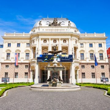 Ubicada en el impresionante edificio neobarroco de la Reduta, la prestigiosa Filarmónica Eslovaca se erige como el principal templo cultural de Bratislava, famosa por sus lámparas de araña de cristal, sus salas de conciertos con ricos estucos y sus actuaciones de música clásica de talla mundial.