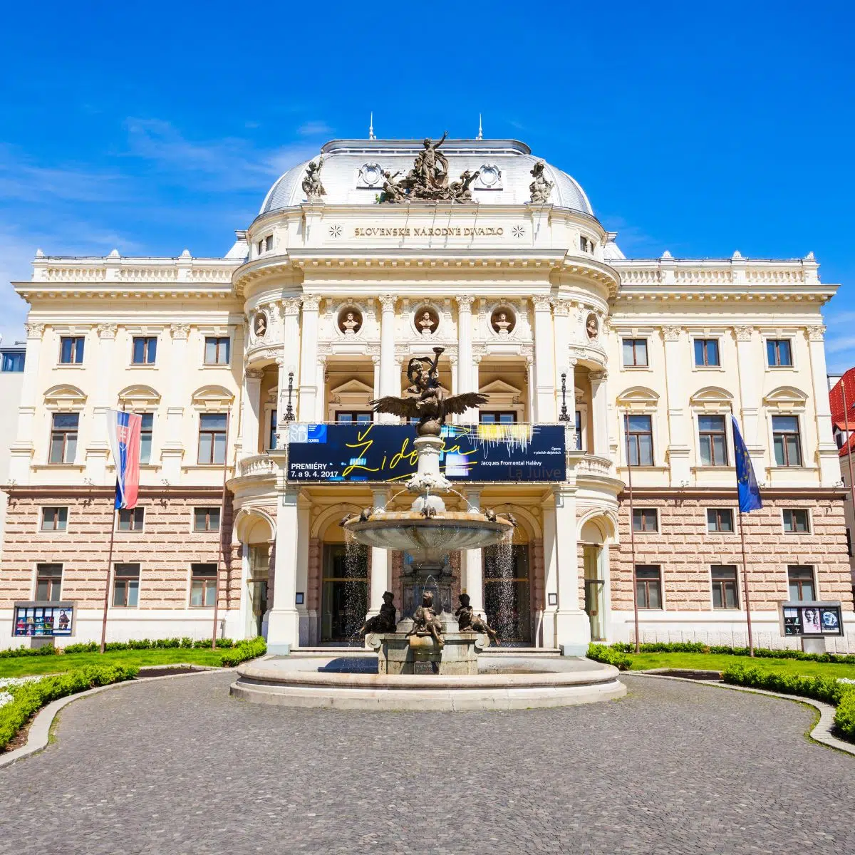 Búsqueda del tesoro y recorrido autoguiado por Bratislava 5 Ubicada en el impresionante edificio neobarroco de la Reduta, la prestigiosa Filarmónica Eslovaca se erige como el principal templo cultural de Bratislava, famosa por sus lámparas de araña de cristal, sus salas de conciertos con ricos estucos y sus actuaciones de música clásica de talla mundial.