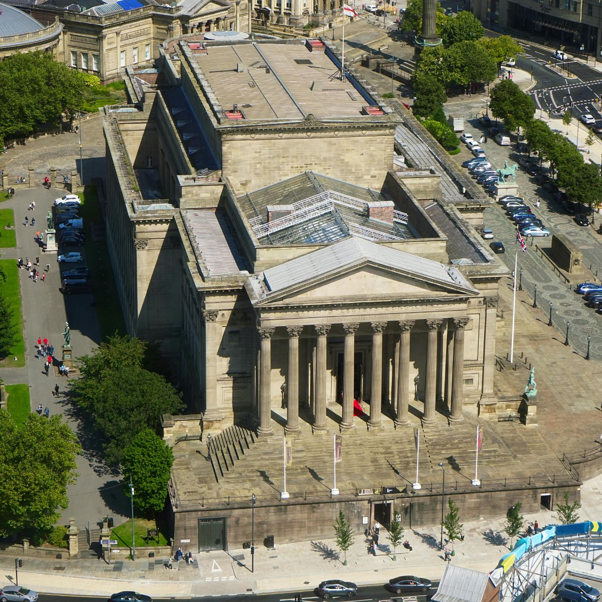 Schnitzeljagd und selbstgeführte Tour durch Liverpool 3 Die St. George's Hall ist ein majestätisches neoklassizistisches Wahrzeichen mit einer großartigen Fassade aus korinthischen Säulen aus dem 19. Jahrhundert und einem weltberühmten Minton-Kachelboden, der ein monumentales Zentrum für das bürgerliche und kulturelle Leben in Liverpool bildet.