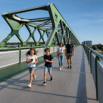 El histórico Puente Viejo (Starý most), que cruza el río Danubio con su llamativa estructura de acero verde, ofrece un animado paseo peatonal y vistas panorámicas, y une de forma magnífica el casco antiguo con los frondosos parques de Petržalka.