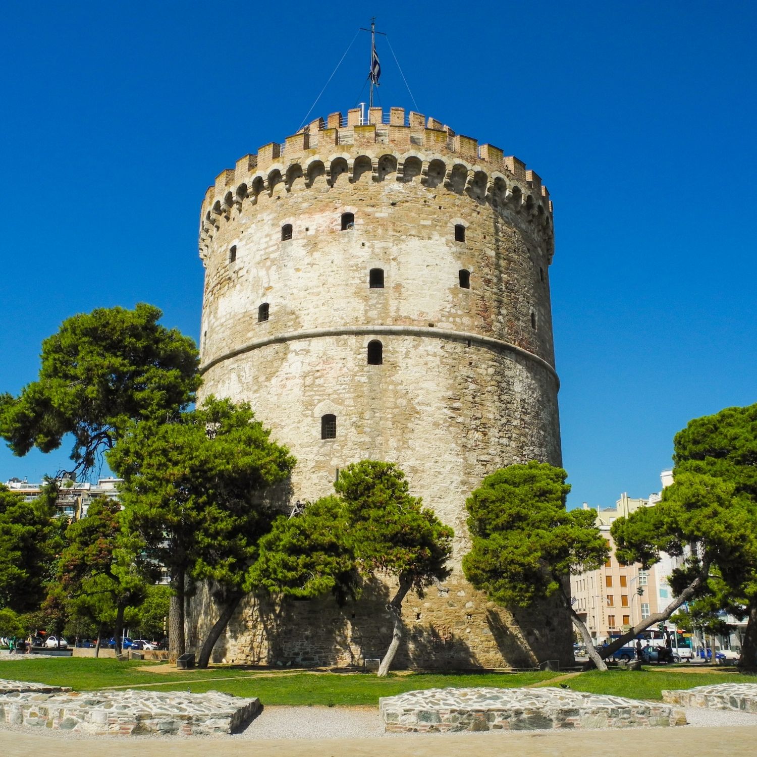 Caccia al tesoro e tour autoguidato a Salonicco 2 Standing prominently along the waterfront, the White Tower of Thessaloniki is a 15th-century Ottoman fortification and the city's most recognizable symbol, housing a museum of local history and offering panoramic views of the Thermaic Gulf.