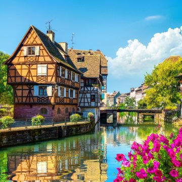 Petite France to najbardziej urokliwa historyczna dzielnica Strasburga, znana z domów z muru pruskiego, ukwieconych kanałów i romantycznych brukowanych uliczek, które oddają serce alzackiej kultury.