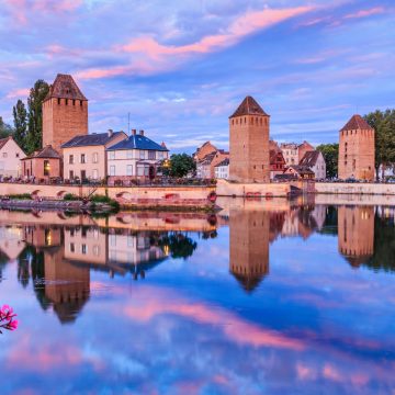 Ponts Couverts to malowniczy zestaw średniowiecznych mostów i wież obronnych w Strasburgu, oferujący jeden z najbardziej urokliwych widoków na kanały w sercu historycznej dzielnicy Petite France.