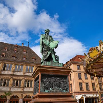 Place Gutenberg to tętniący życiem historyczny plac w sercu Strasburga, otoczony elegancką alzacką architekturą i kawiarniami, poświęcony Johannesowi Gutenbergowi, pionierowi nowoczesnego druku.