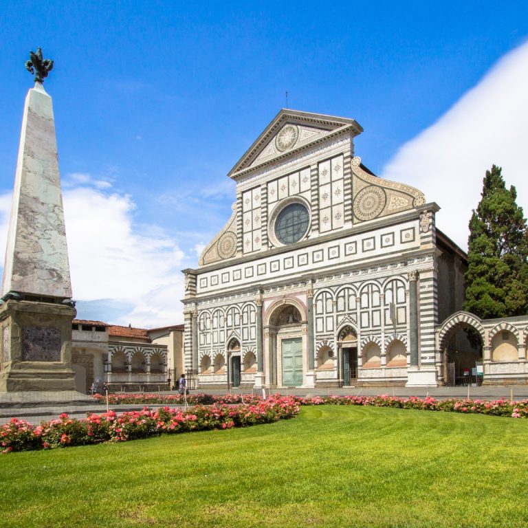 Speurtocht en rondleiding op eigen houtje door Florence 6 De Basilica van Santa Maria Novella is een uitstekend voorbeeld van Florentijnse renaissancearchitectuur, dat zich onderscheidt door de prachtige polychrome marmeren gevel, ontworpen door Leon Battista Alberti.