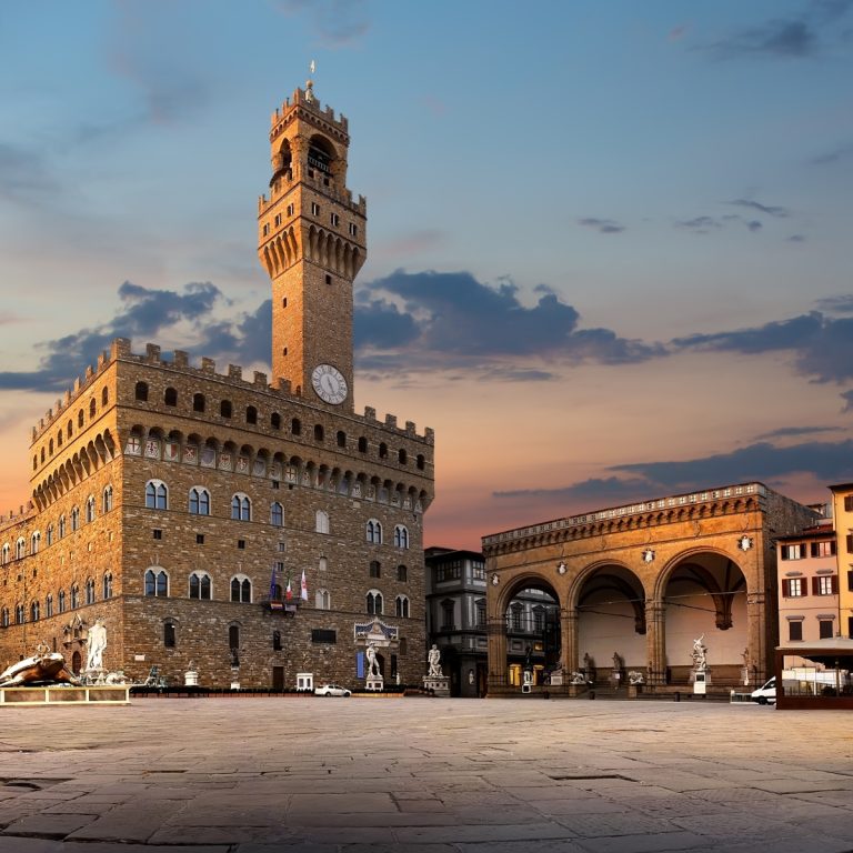 Speurtocht en rondleiding op eigen houtje door Florence 4 Het Palazzo Vecchio is een romaans paleis in de vorm van een vesting dat sinds de 13e eeuw de zetel van de burgerlijke macht in Florence is, bekroond door de gekanteelde Arnolfo-toren.