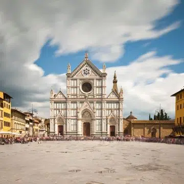 De Basilica di Santa Croce is een Franciscaans meesterwerk en de laatste rustplaats van grootheden als Michelangelo en Galileo, waardoor het ook wel de Tempel der Glorie van Italië wordt genoemd.