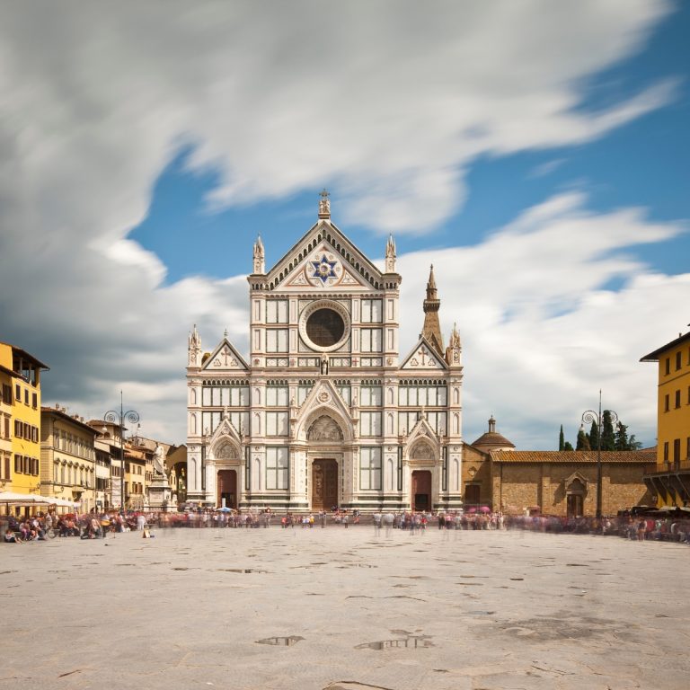 Speurtocht en rondleiding op eigen houtje door Florence 3 De Basilica di Santa Croce is een Franciscaans meesterwerk en de laatste rustplaats van grootheden als Michelangelo en Galileo, waardoor het ook wel de Tempel der Glorie van Italië wordt genoemd.