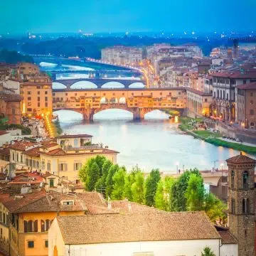 De Ponte Vecchio is een middeleeuwse stenen boogbrug over de rivier de Arno, beroemd om de historische juwelierszaken die sinds de 16e eeuw langs de voetgangersroute liggen.