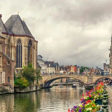 Michael's Bridge is een majestueuze stenen oversteekplaats waar een groots uitzichtpunt en verbluffende architectonische vergezichten een monumentaal panorama over de historische grachten creëren.
