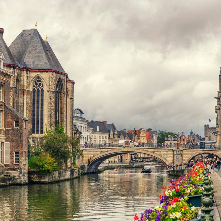 Speurtocht en zelfstandige rondleiding door Gent 3 Michael's Bridge is een majestueuze stenen oversteekplaats waar een groots uitzichtpunt en verbluffende architectonische vergezichten een monumentaal panorama over de historische grachten creëren.