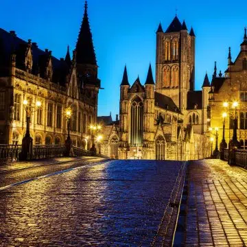 De Sint-Niklaaskerk is een majestueuze Scheldegotische bezienswaardigheid met een grootse gevel van blauwgrijze steen en een hoge centrale toren die een monumentale aanwezigheid creëert in het hart van Gent.