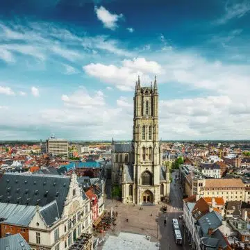 De Sint-Baafskathedraal is een majestueuze gotische bezienswaardigheid waar een grootse bakstenen gevel en het wereldberoemde Gentse altaarstuk een monumentaal symbool van de Vlaamse spirituele geschiedenis vormen.