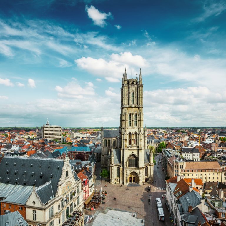 Speurtocht en rondleiding op eigen houtje in Gent 6 De Sint-Baafskathedraal is een majestueuze gotische bezienswaardigheid waar een grootse bakstenen gevel en het wereldberoemde Gentse altaarstuk een monumentaal symbool van de Vlaamse spirituele geschiedenis vormen.