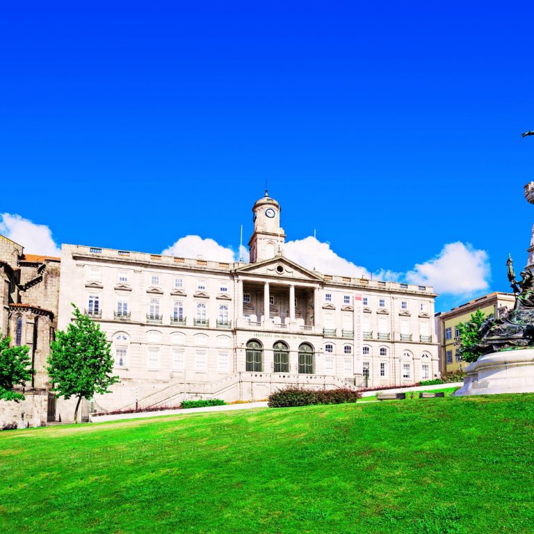 Caça ao tesouro e visita autoguiada ao Porto 3 O Palácio da Bolsa é uma obra-prima neoclássica do século XIX, onde se destaca o deslumbrante Salão Árabe, de estilo mourisco.