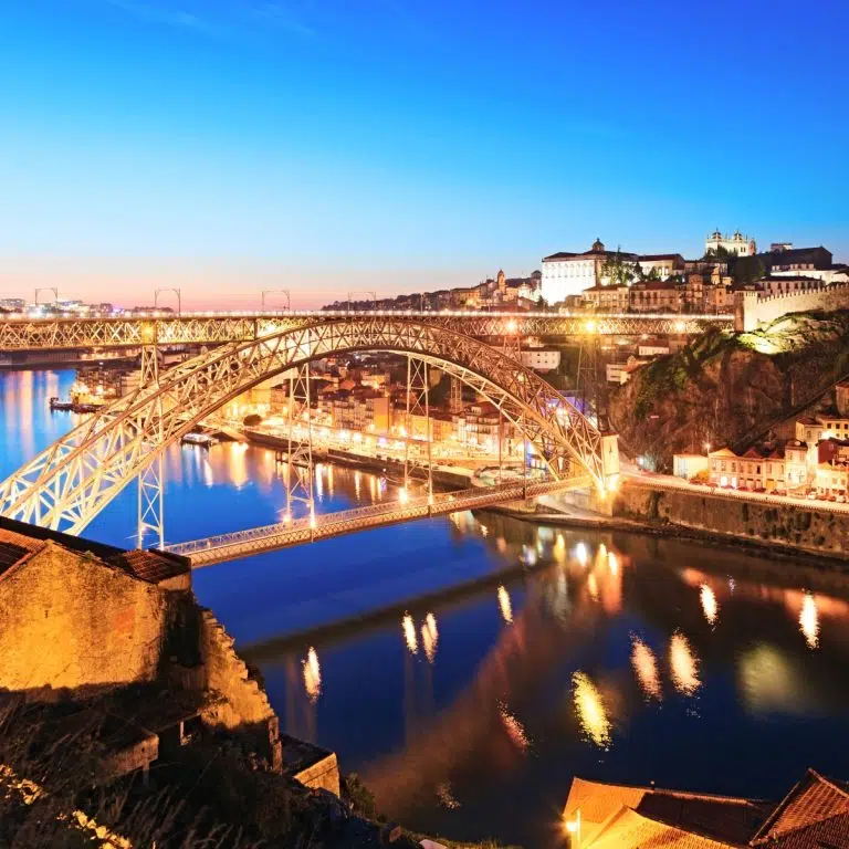 Caça ao tesouro e visita autoguiada ao Porto 2 A Ponte Luís I é uma majestosa obra-prima de ferro de dois andares que atravessa o rio Douro, ligando perfeitamente o histórico bairro da Ribeira às alturas panorâmicas de Vila Nova de Gaia.