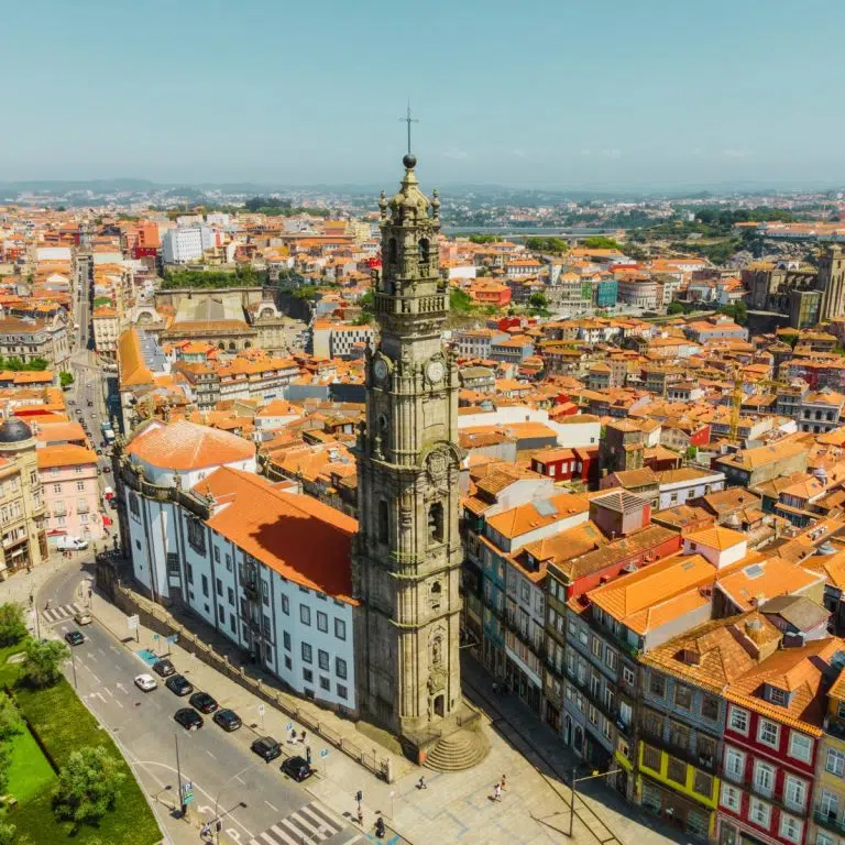 Caça ao tesouro e visita autoguiada ao Porto 5 A Torre dos Clérigos é uma icónica torre sineira barroca do século XVIII que oferece um deslumbrante panorama de 360 graus do horizonte histórico do Porto e do rio Douro.