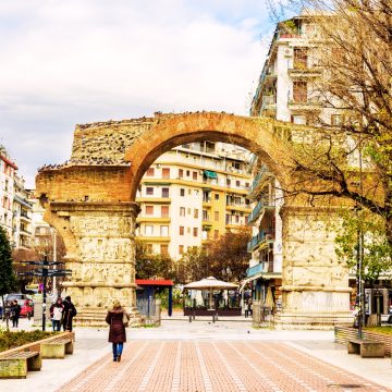 L'Arco di Galerio è un imponente monumento romano del IV secolo che funge da porta d'ingresso storica, collegando l'antico passato imperiale della città con la sua vibrante energia moderna.