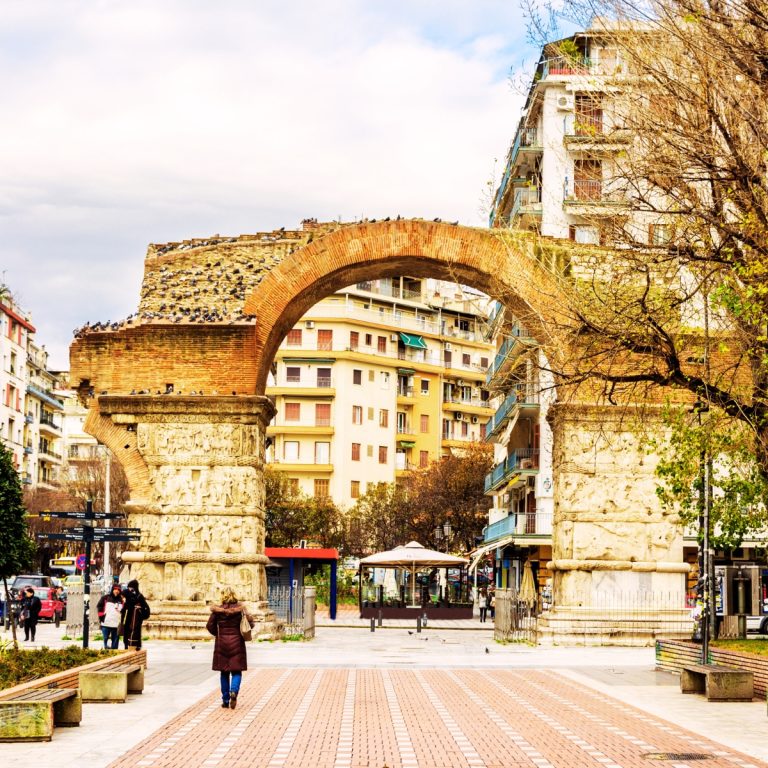 L'Arco di Galerio è un imponente monumento romano del IV secolo che funge da porta d'ingresso storica, collegando l'antico passato imperiale della città con la sua vibrante energia moderna.