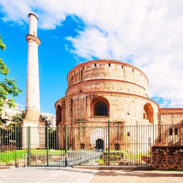La Rotonda di Galerio è un imponente monumento romano del IV secolo a Salonicco, famoso per le sue imponenti pareti cilindriche e gli antichi mosaici.
