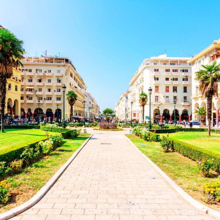 Piazza Aristotelous è il cuore pulsante di Salonicco, con grandiose facciate neoclassiche e ampie vedute sul Golfo Termaico.