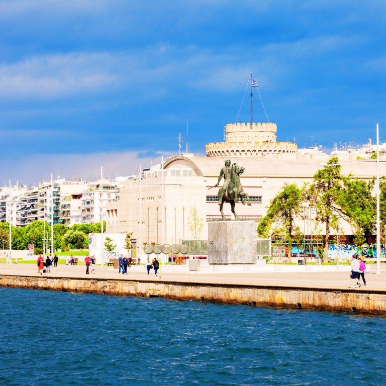 L'imponente statua di Alessandro Magno sul lungomare di Salonicco onora il leggendario re macedone e le antiche radici imperiali della città.