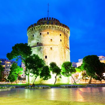 La Torre Bianca di Salonicco è un importante punto di riferimento sul lungomare, risalente al XV secolo, che rappresenta un potente simbolo della storia della città e delle ex fortificazioni ottomane.