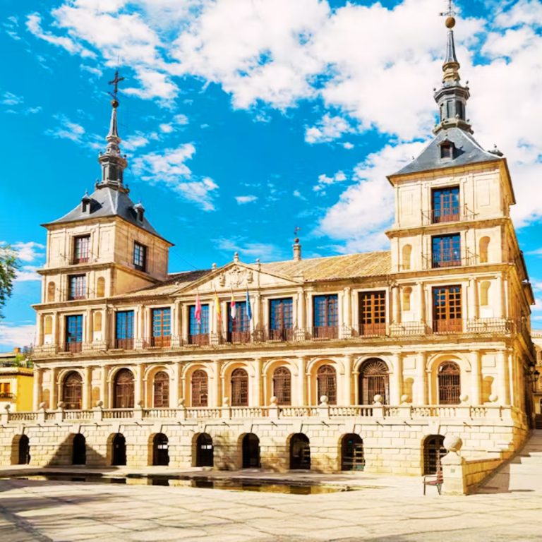 Jeu de piste et visite libre à Toledo 4 L'hôtel de ville de Tolède est un bâtiment de style Renaissance situé juste en face de la cathédrale. Sa façade, conçue par Jorge Manuel Theotocópuli, allie l'élégance classique à la grandeur de l'architecture historique de la ville.