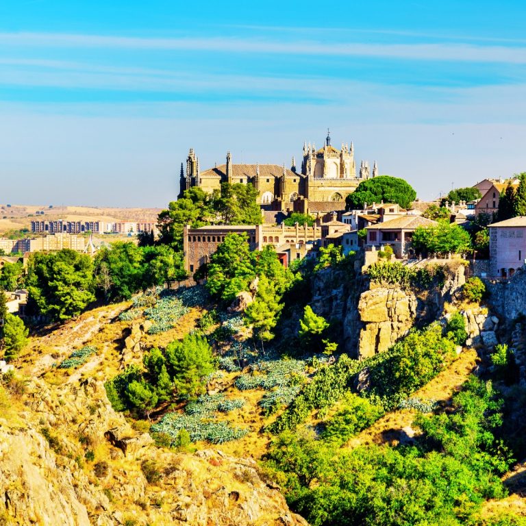Jeu de piste et visite libre à Toledo 3 Le monastère de Saint-Jean-des-Rois est un magnifique monastère franciscain du XVe siècle construit par les Rois Catholiques. Il comprend un étonnant cloître à deux niveaux qui est un chef-d'œuvre de l'architecture gothique isabéline.